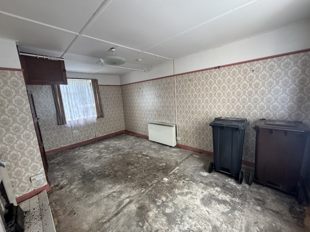 Lot: 161 - 	SEMI-DETACHED HOUSE FOR IMPROVEMENT - Living room